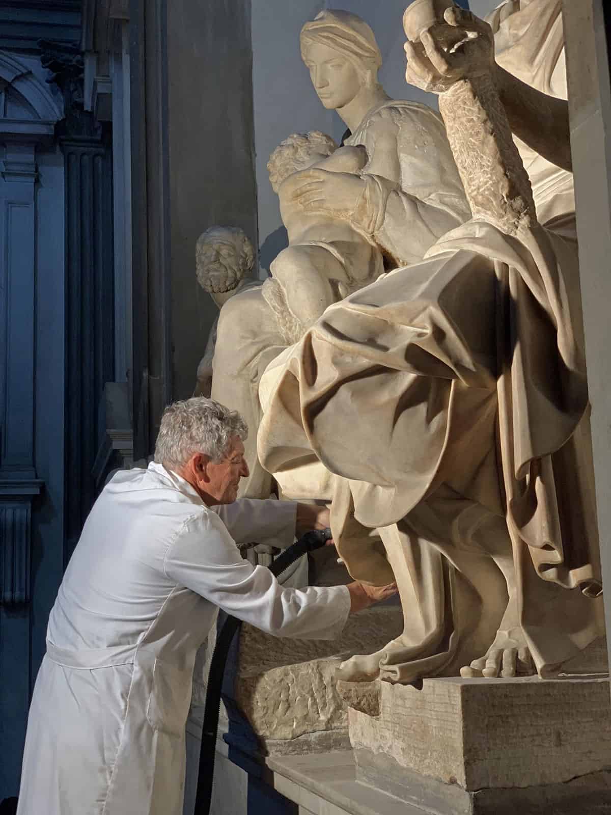 Michelangelo’s Medici Chapel Light as symbolic element ArtTravArtTrav